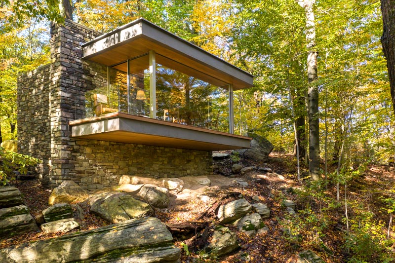 Architect Eric J. Smith has designed a small writer's studio that's located in Connecticut, and is home to a 1,700 volume collection of poetry. #WritersStudio #Cabin #Studio #Architecture
