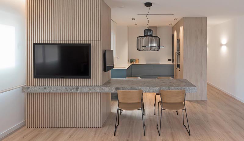 Interior design studio Manuel García Asociados, has recently completed an apartment in Alicante, Spain, and as part of the design, they included a cantilevered dining table. #DiningTable #InteriorDesign #CantileveredDiningTable