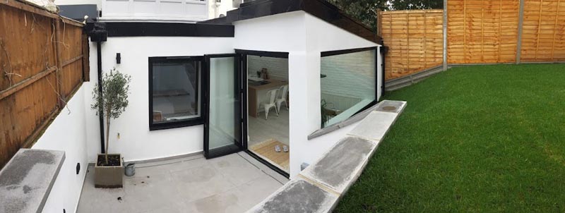 To connect the outdoors with the interior the designers included bi-fold doors between the patio and dining area. #PatioDoors