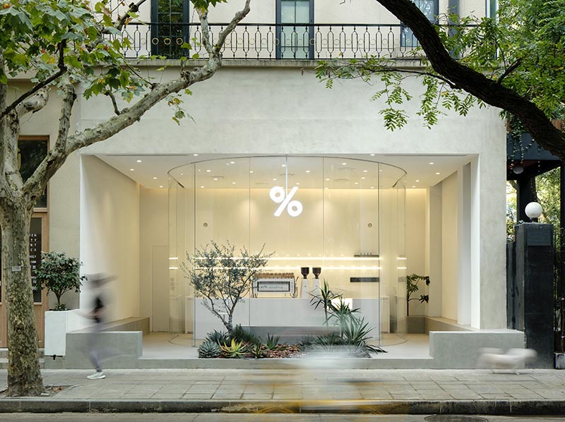 B.L.U.E. Architecture Studio has recently transformed a small 538 square foot (50 sqm) retail space into a modern and bright coffee shop in Shanghai, that features a curved glass facade. #ModernCoffeeShop #ModernCafe #CoffeeShop #Architecture #CafeDesign #CurvedGlass