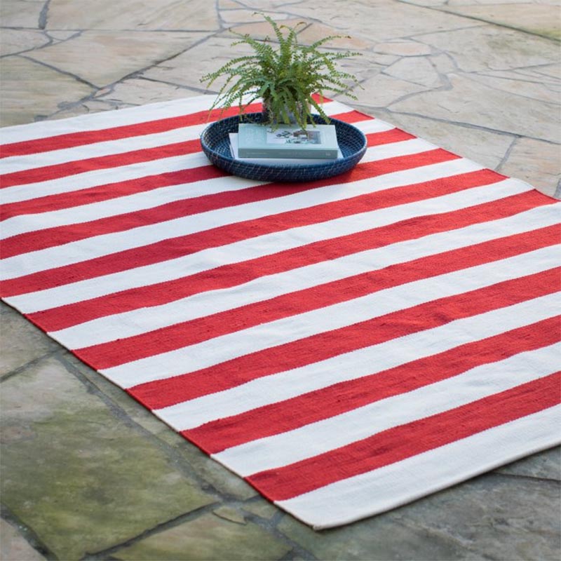 A striped outdoor rug is one way of adding either a simple color to your space, or if you go bold, it may remind you of a beach towel, depending on the atmosphere you want to create. #ModernStripedRug #StripedOutdoorRug #ModernOutdoorRugs