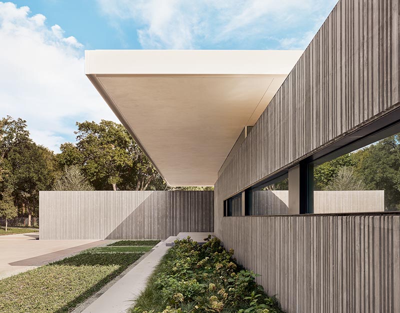 Specht Architects have recently completed the 'Preston Hollow Residence', and a key design element of the house is the use of concrete walls with a corrugated appearance. #ConcreteWalls #ModernArchitecture #CorrugatedConcrete #HouseDesign #ModernHouse