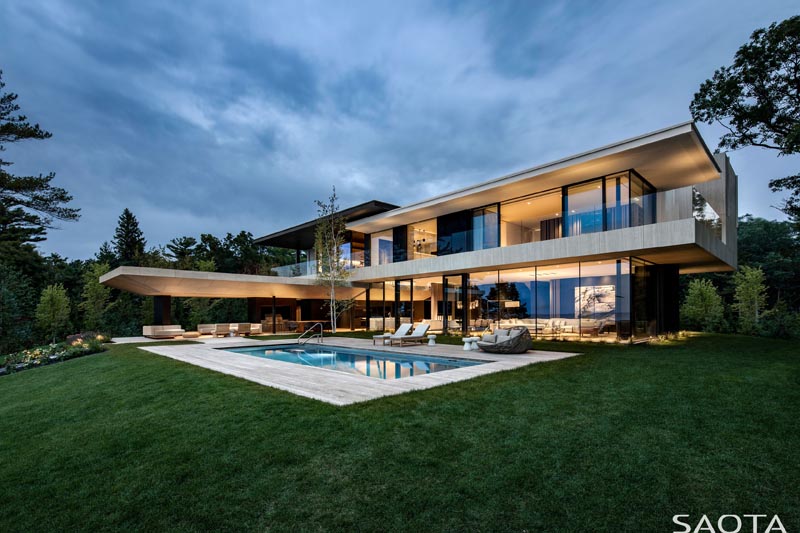 Architecture firm SAOTA, has recently completed a modern lake house that has plenty of room for entertaining. #ModernLakeHouse #ModernArchitecture #SwimmingPool #HouseDesign