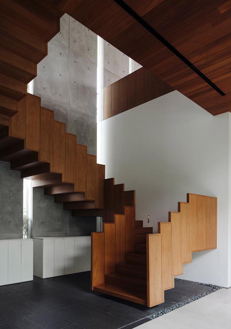 Ming Architects has designed a house in Singapore, and one of the stand out features of the house, is a floating wood staircase and its guardrail. #FloatingStairs #WoodStairs #ModernStairs #WoodGuardrail #StairDesign #StairHandrail