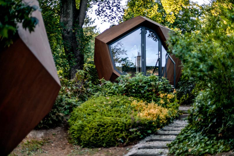 Hello Wood has designed and built a geometric wood cabin that makes it easy to have a backyard home office. #BackyardHomeOffice #HomeOfficeIdeas #BackyardOffice #Architecture