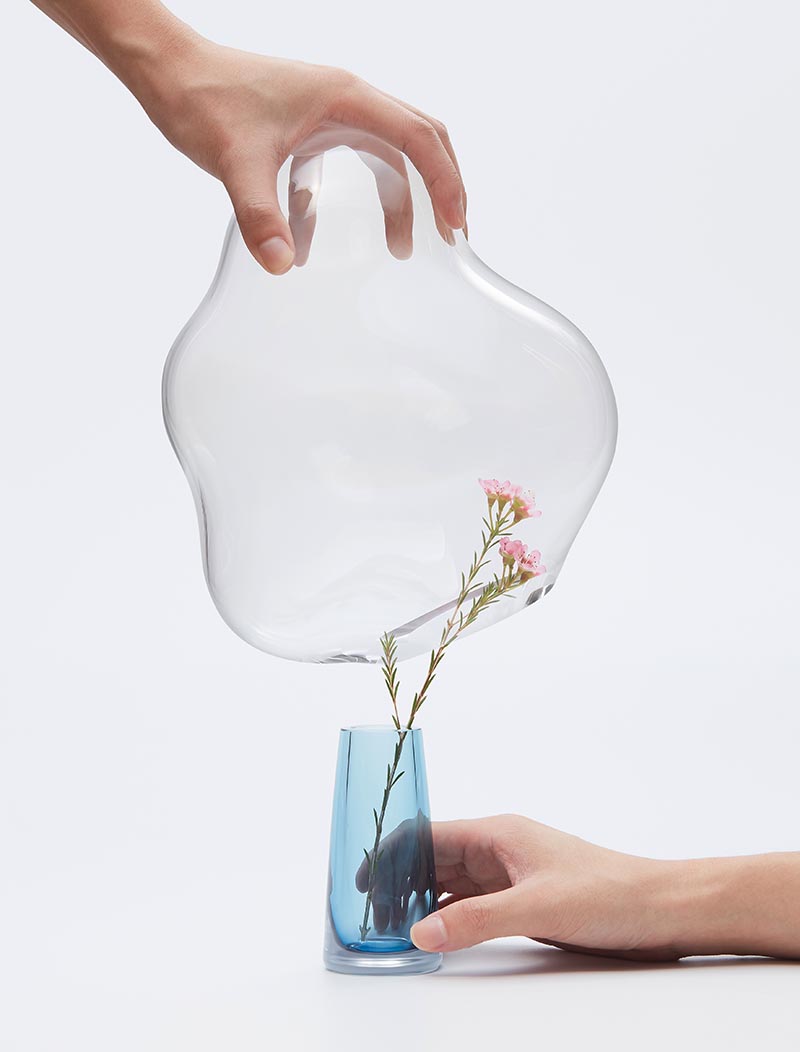Yuhsien Design Studio has created a collection of modern vases that were inspired by the irregular and unique appearance of bubbles. #ModernVase #ModernDecor