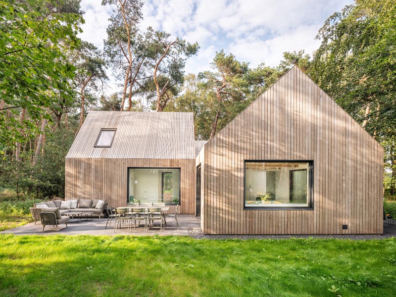 Architecture firm HofmanDujardin has recently completed a new holiday villa in Tonden, Netherlands, for their clients who wanted an escape from the rush of the city. #HolidayVilla #WoodCladHouse #HouseDesign #ModernArchitecture #VacationHouse #HolidayHouse