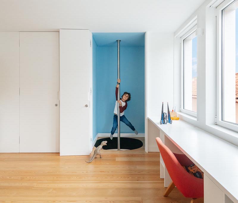 This modern kids room features a fire pole, which connects the bedroom with a lower floor play room, allowing the children (and adults), to have fun by sliding down the pole instead of using the stairs. #FirePole #FiremansPole #InteriorDesign #KidsBedroom