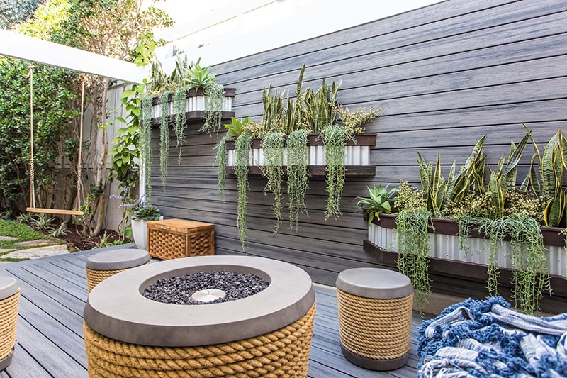 Landscape design firm Fair Studio has transformed a side-yard in Manhattan Beach, and created a modern outdoor space for a family with three children to relax. #ModernOutdoorSpace #Landscaping #YardDesign #SideYard