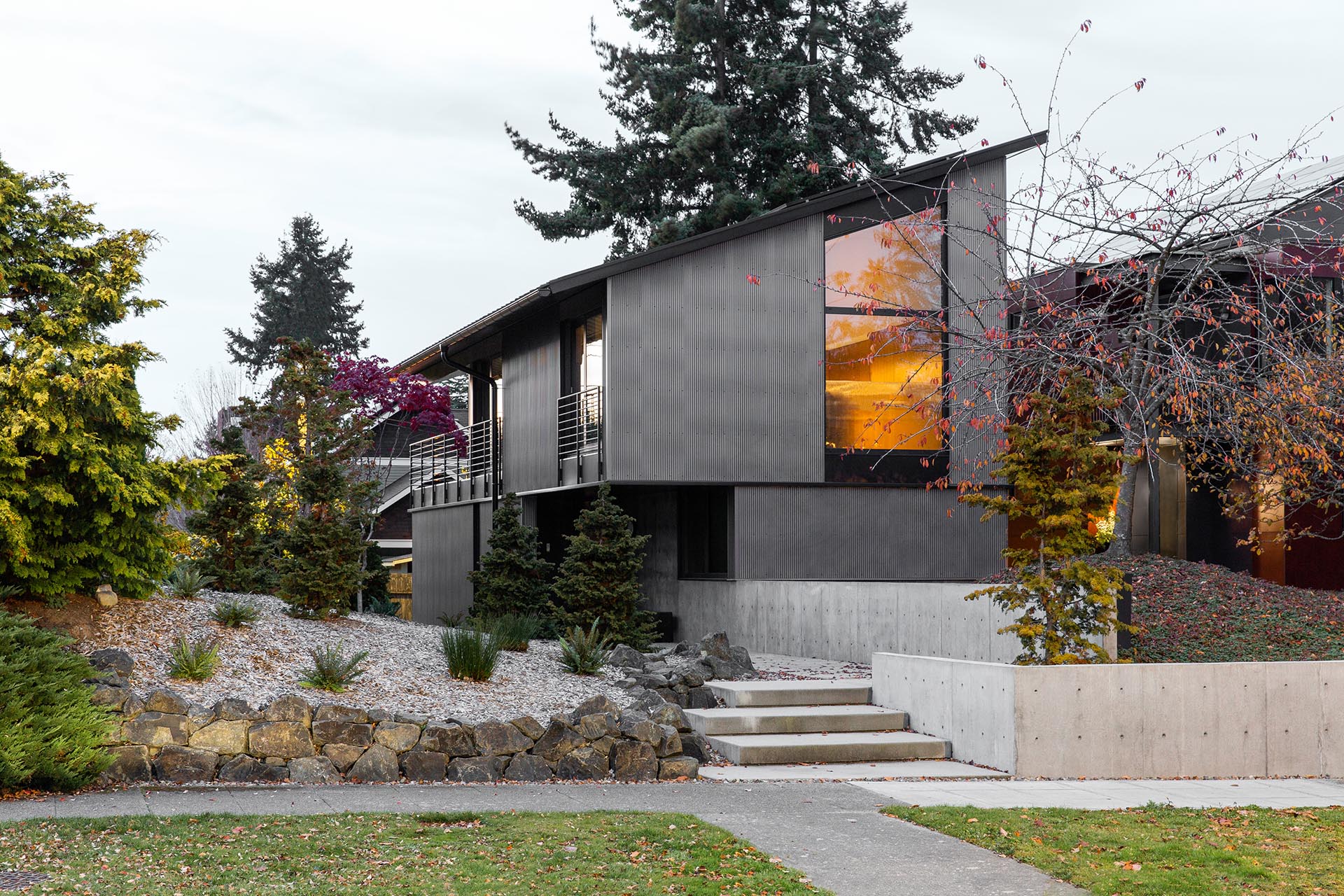 A shed roof and metal siding create a modern house.