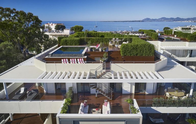 An Exceptional Rooftop Pool And Terrace Was Placed On Top Of This Apartment