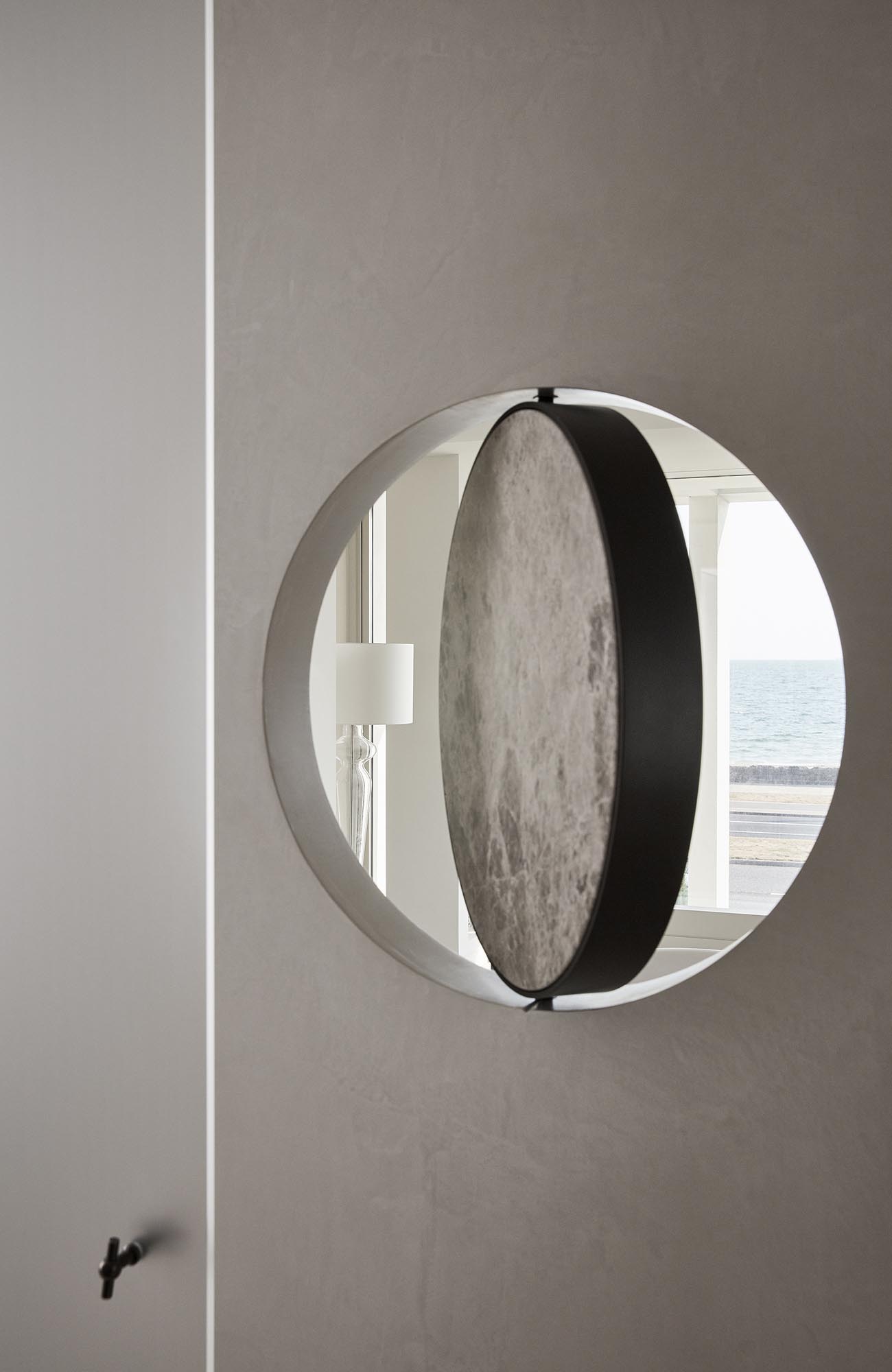 A round pivoting window.