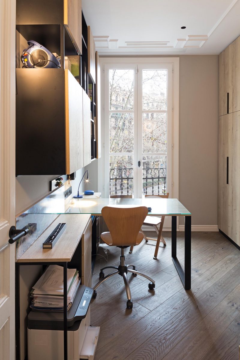 A kids bedroom with a custom wall shelf and a desk.