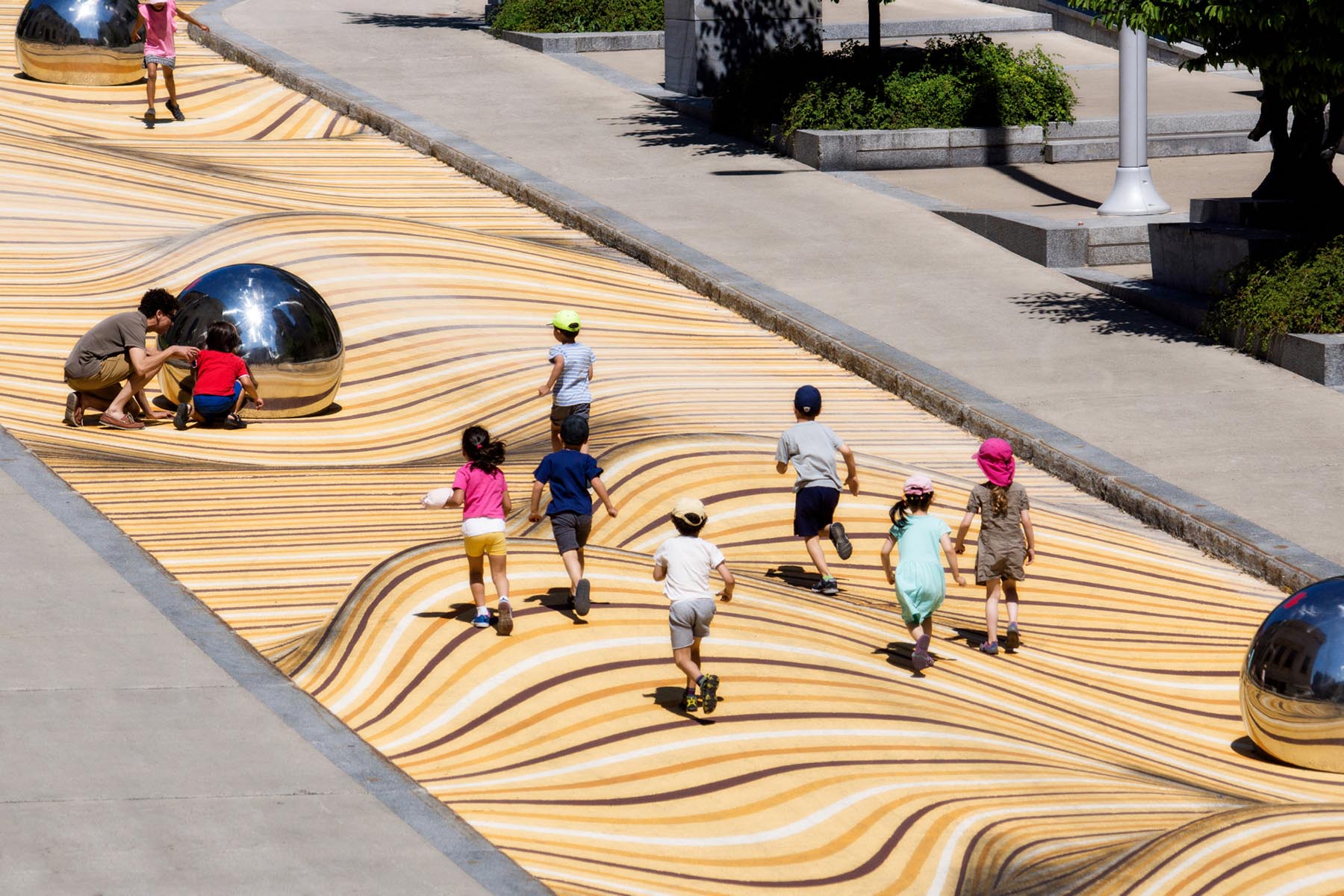 A public mural in Montreal that manipulates the street surface and creates the illusion of large ripples.