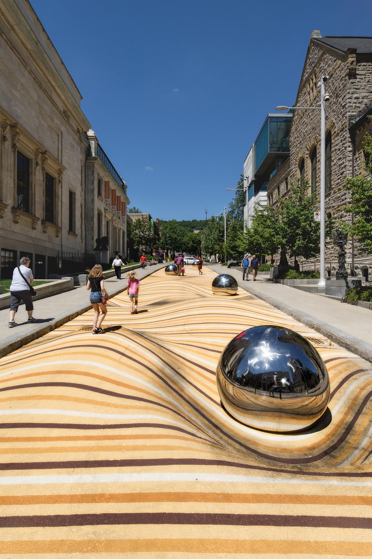 A public mural in Montreal that manipulates the street surface and creates the illusion of large ripples.