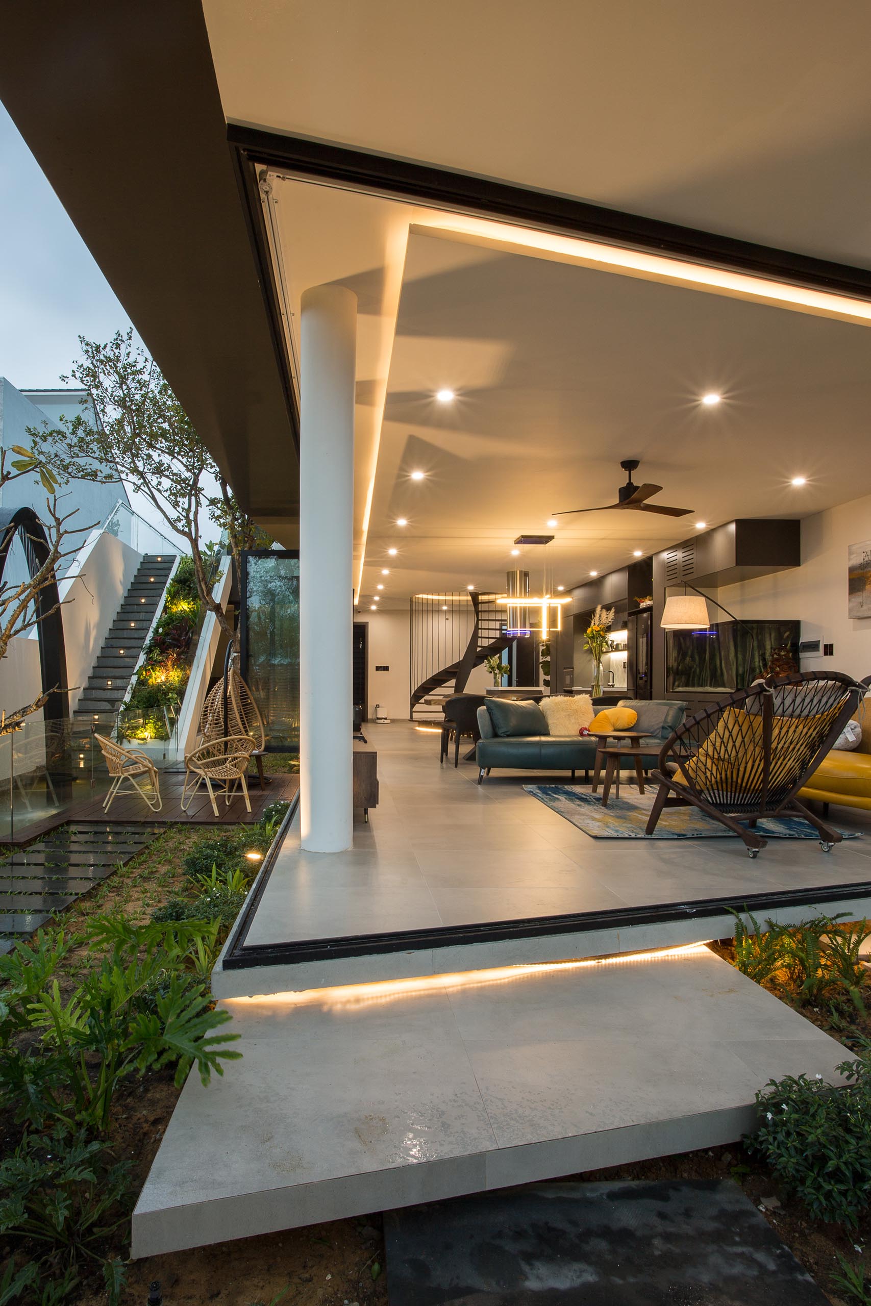 The interior of this modern home has the living room, dining room, and kitchen connected to create big and flexible space. 