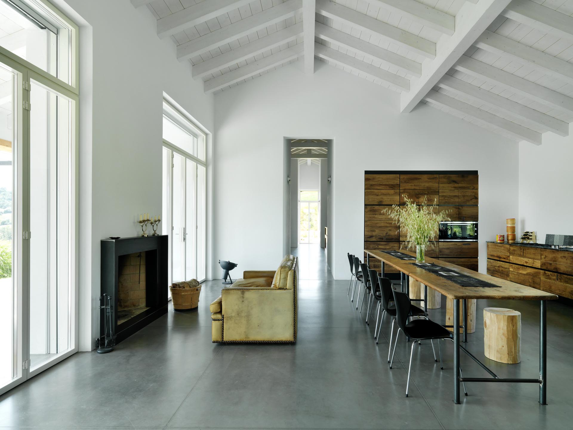 The interior finishes of this modern country house use natural materials to create a minimalist space, similar to that of an art gallery.