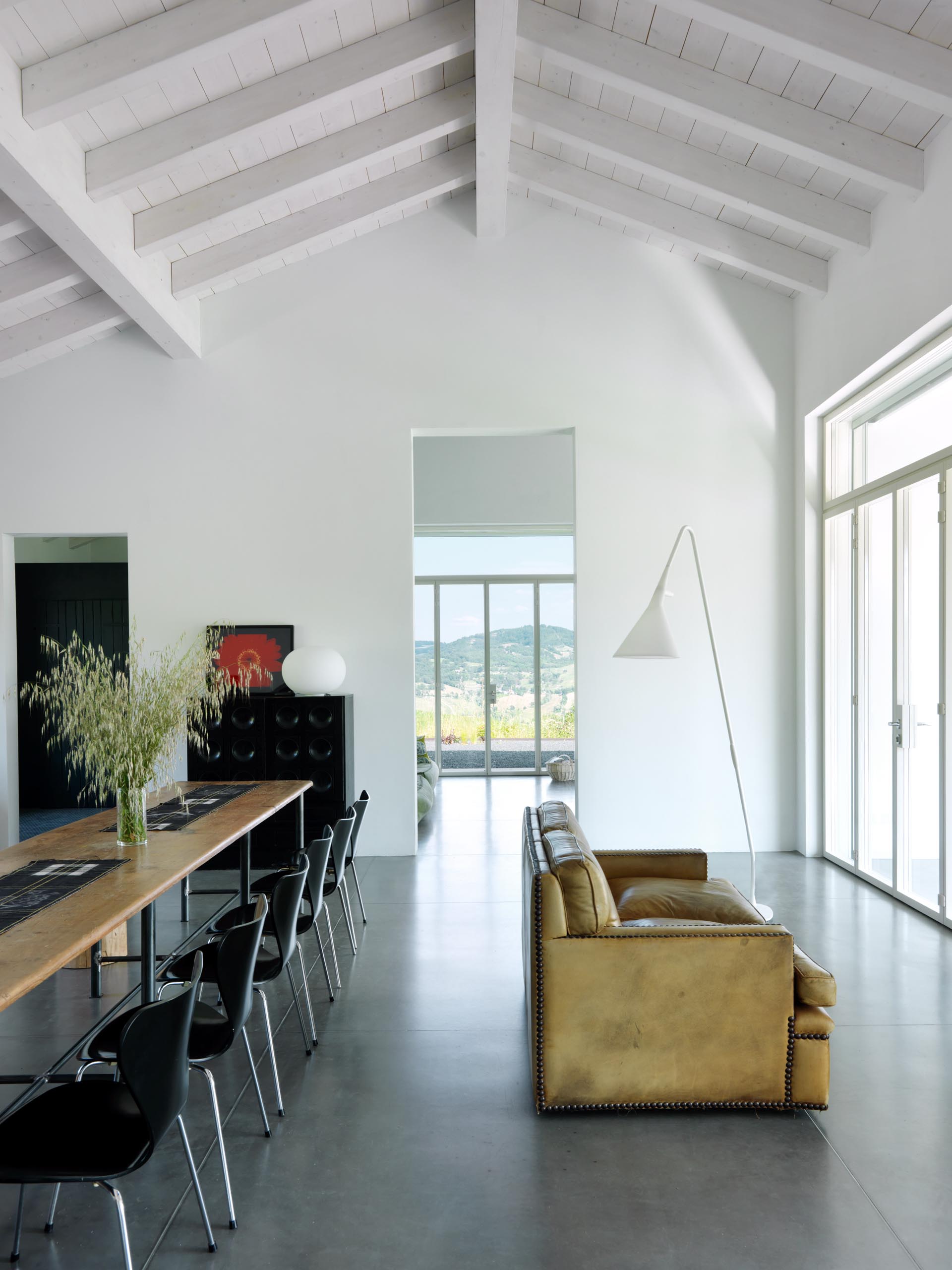 The internal walls and ceilings of this modern farmhouse have been finished with a white lime tempera.