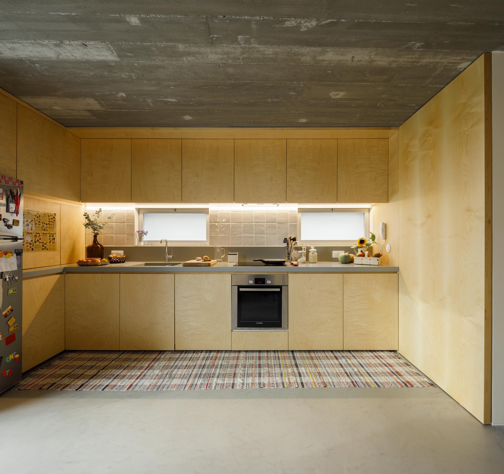 Nhà bếp bằng gỗ hiện đại với tủ không có phần cứng.