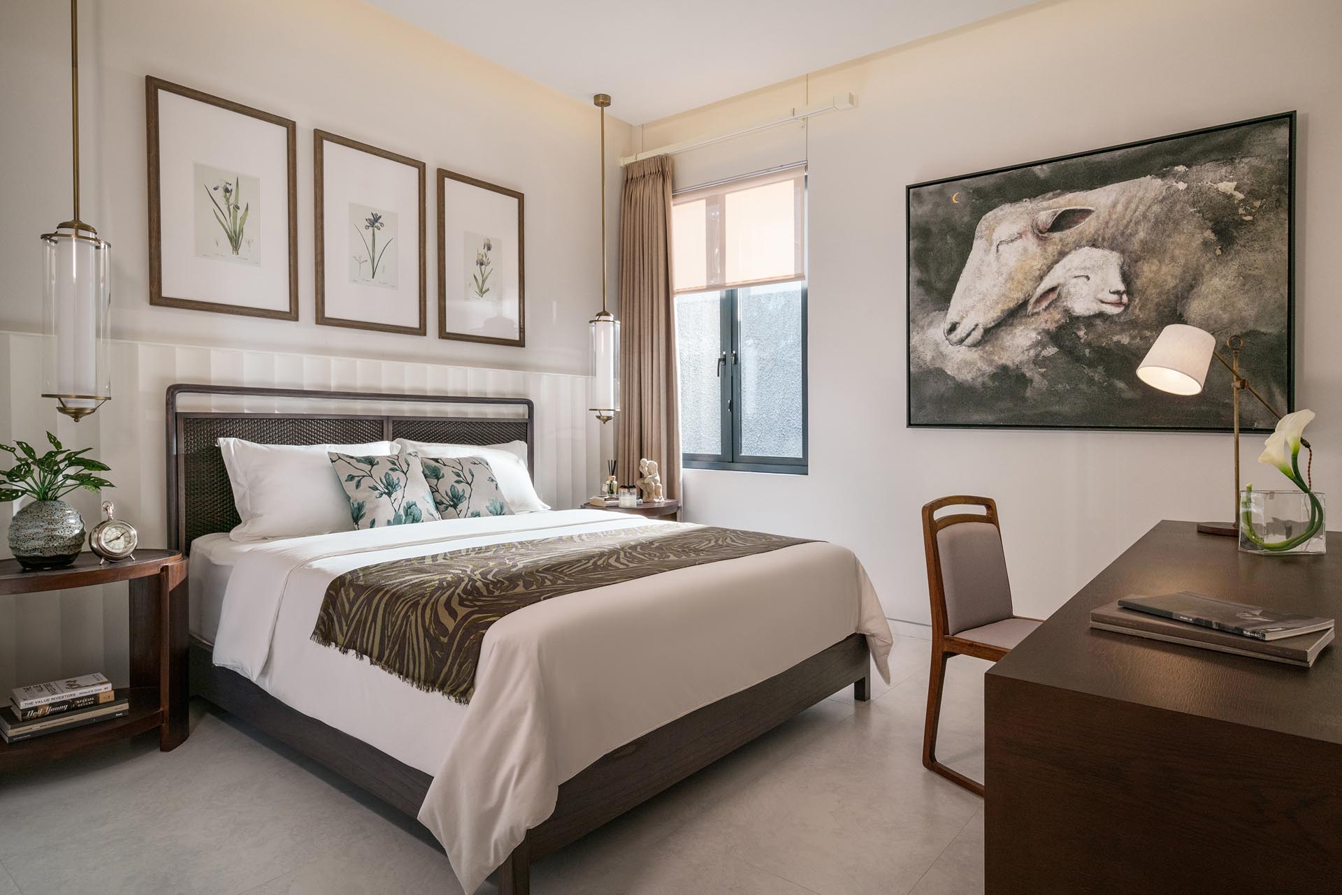 Phòng ngủ hiện đại với bảng màu trung tính và các điểm nhấn bằng gỗ.