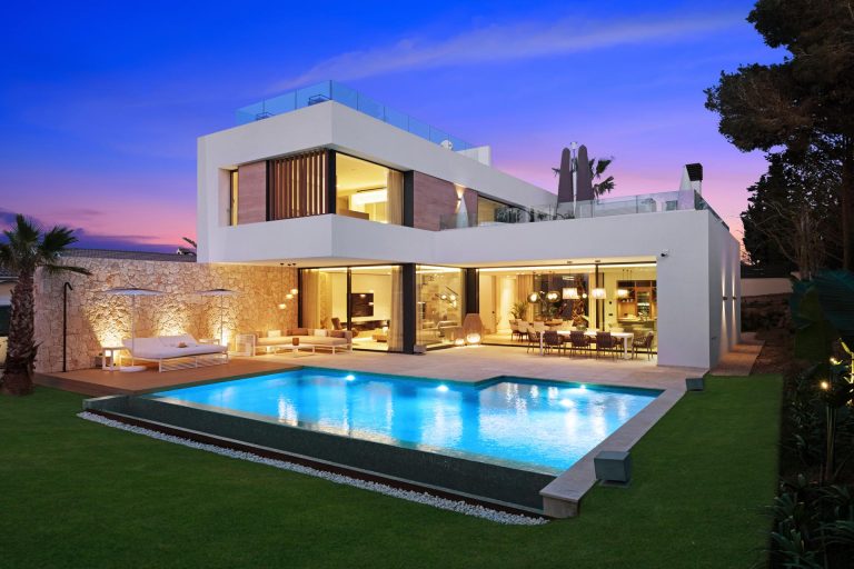 A Resort-Like Experience Was Designed For This Modern Mediterranean Home