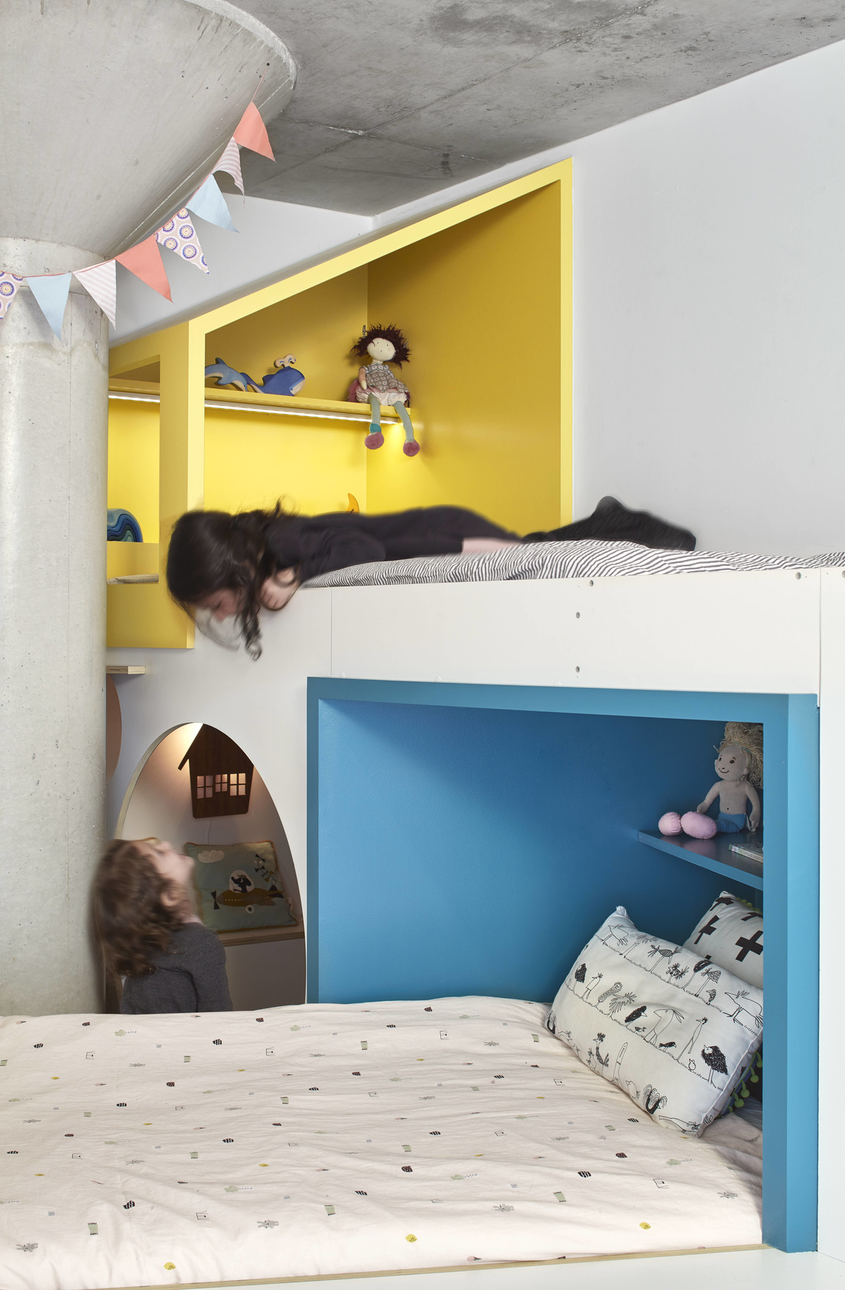 Phòng ngủ được thiết kế riêng có góc vui chơi cho hai con nhỏ.