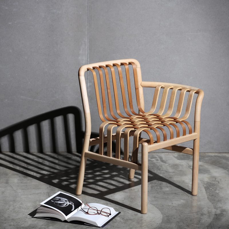 Inspired by the waterfall, the back and armrests of this chair flow downward in a beautiful lattice pattern, symbolizing the fusion of wood and bamboo, and the fusion of Eastern and Western cultures.