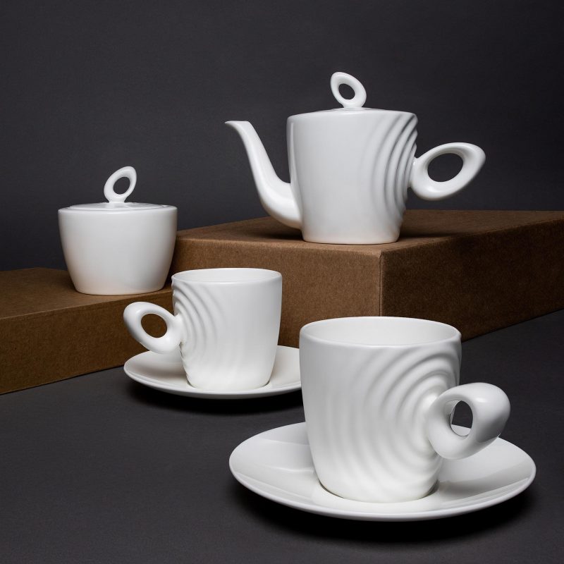 Unusual for traditional porcelain, the handle of the Attimo Tea Set has a complex bionic shape with variable thickness.