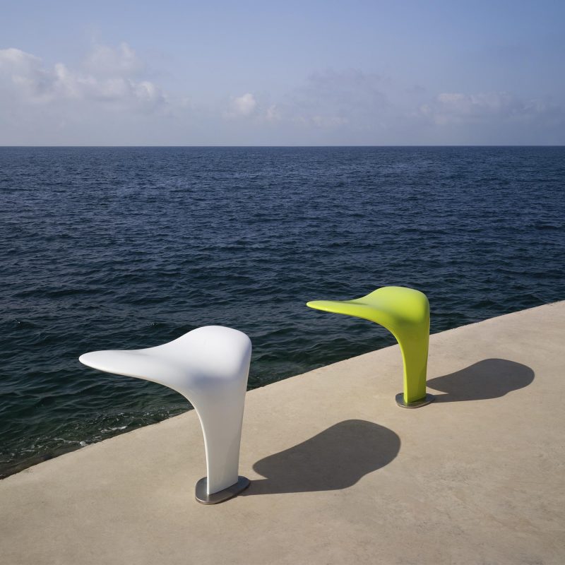 This piece of outdoor street furniture takes its inspiration from the ocean and one of the most iconic images it offers: the whale tails.