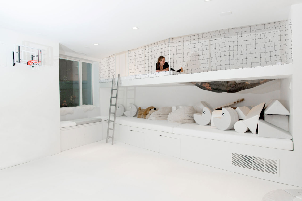 A two-tiered loft space with a netted area was designed as a place for hanging out or for sleepover parties. Additional storage space can be found underneath the lower level.