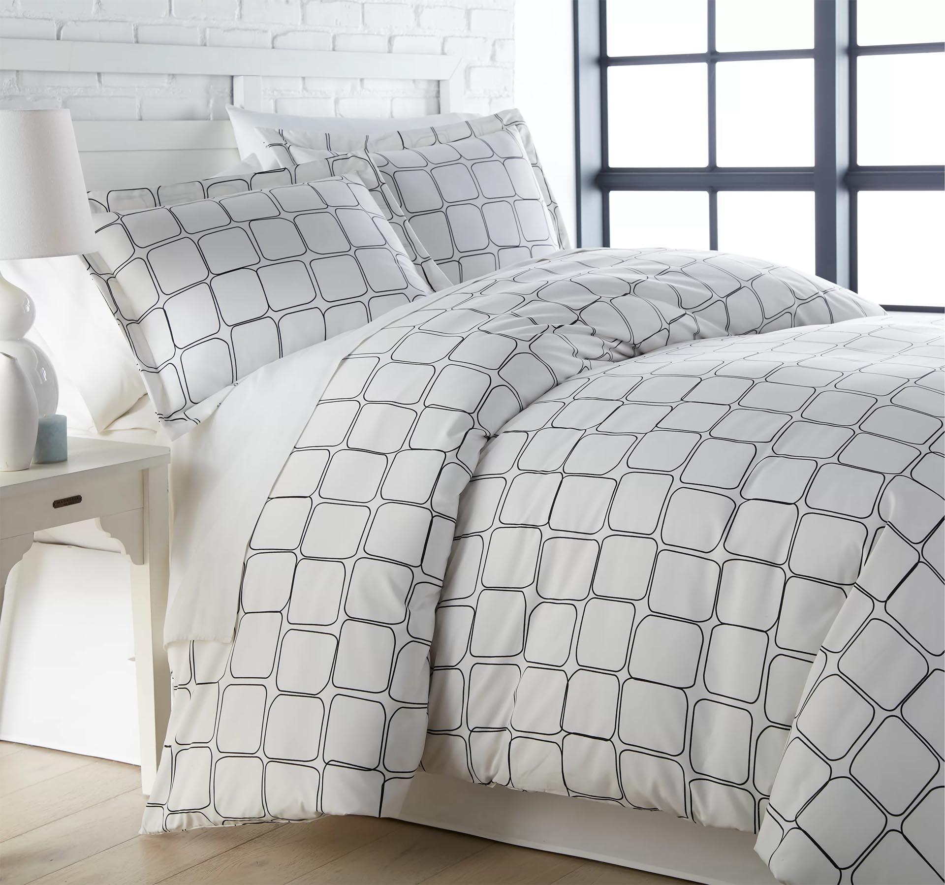 Modern Bedroom Decor - Minimalist geometric bedding.