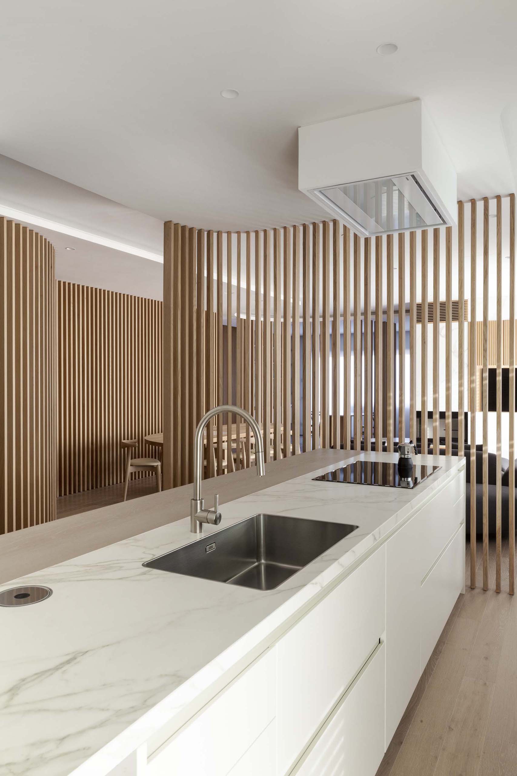 A modern apartment uses oak partitions to separate the various zones of the interior.