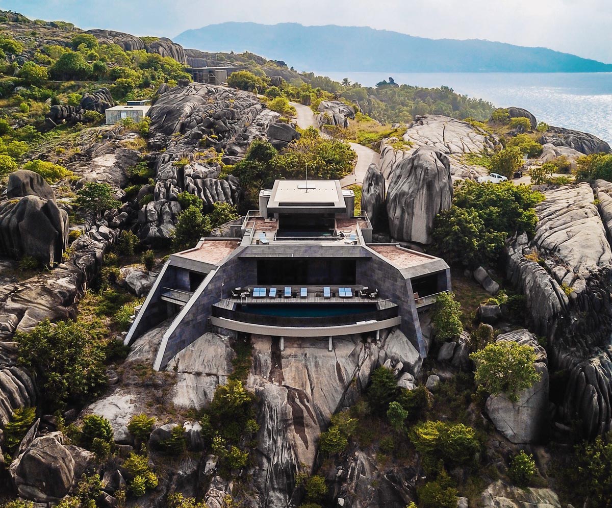 Rising from their surroundings as linear geometric forms, these homes rest on weathered granitic cliffs.