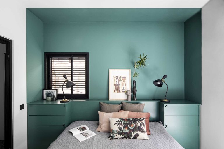 A Green Accent Wall Frames The Bed And Headboard In This Bedroom