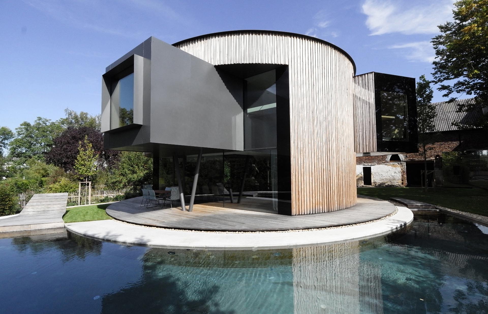 Like a sunflower, this modern home rotates with the course of the sun. In the winter, the heating requirement is minimized due to the solar gains, whereby, in the summer, turning into the shade protects the house from overheating.