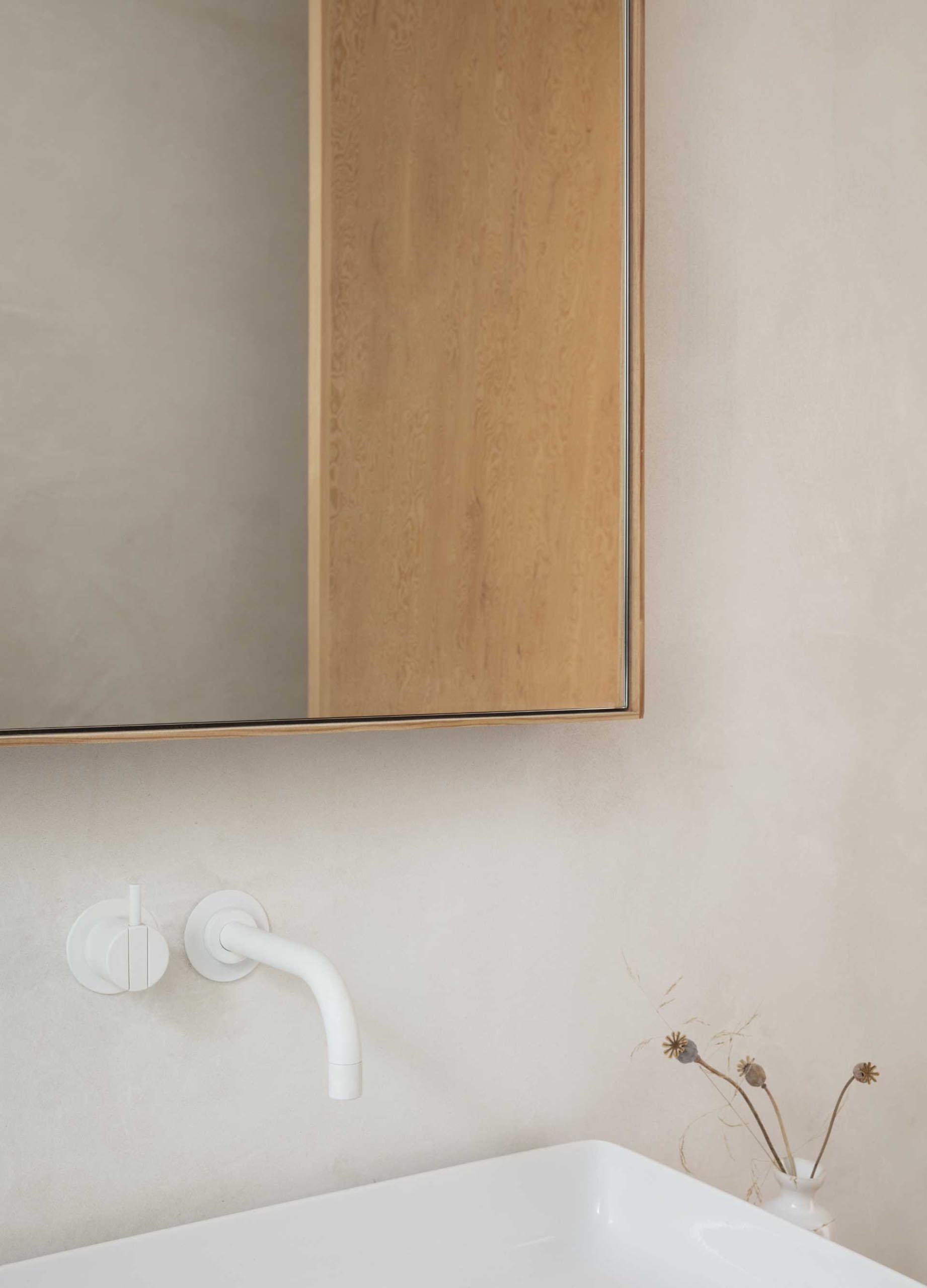 A modern bathroom with lime plaster walls.
