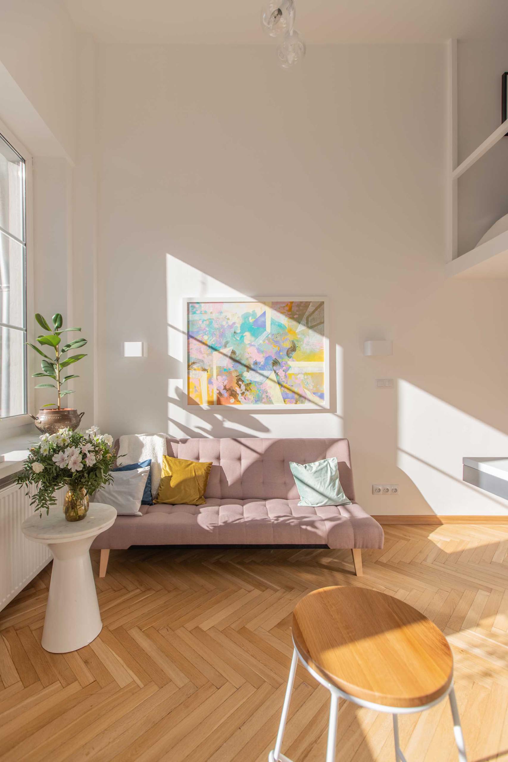 The living room of a small apartment takes advantage of the sunlight.