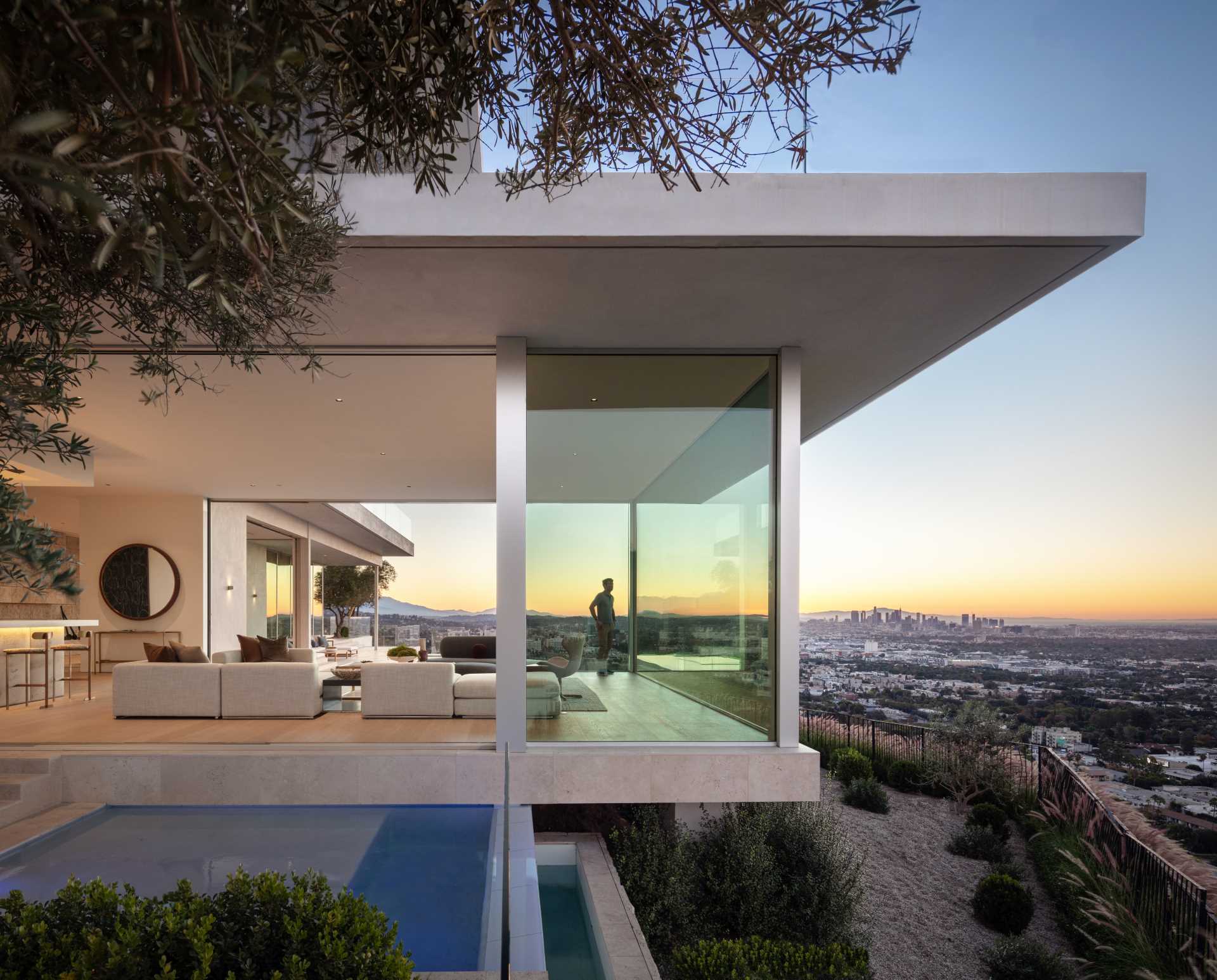 Cape Town based architecture firm SAOTA, has recently completed a new home in Los Angeles, California, that draws inspiration from the famous Stahl House, designed by Pierre Koenig.
