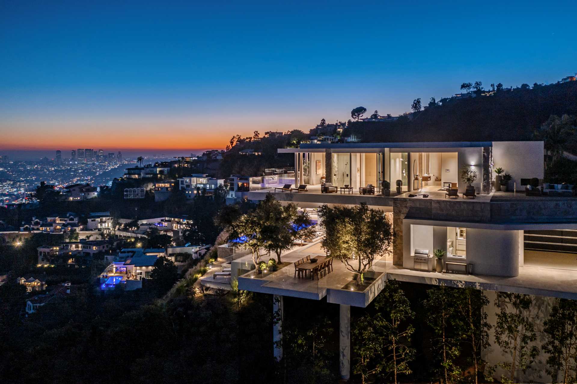 Perched high above Laurel Canyon Boulevard in the Hollywood Hills, this modern multi-storey house has views that extend all the way from Los Angeles to Santa Monica.