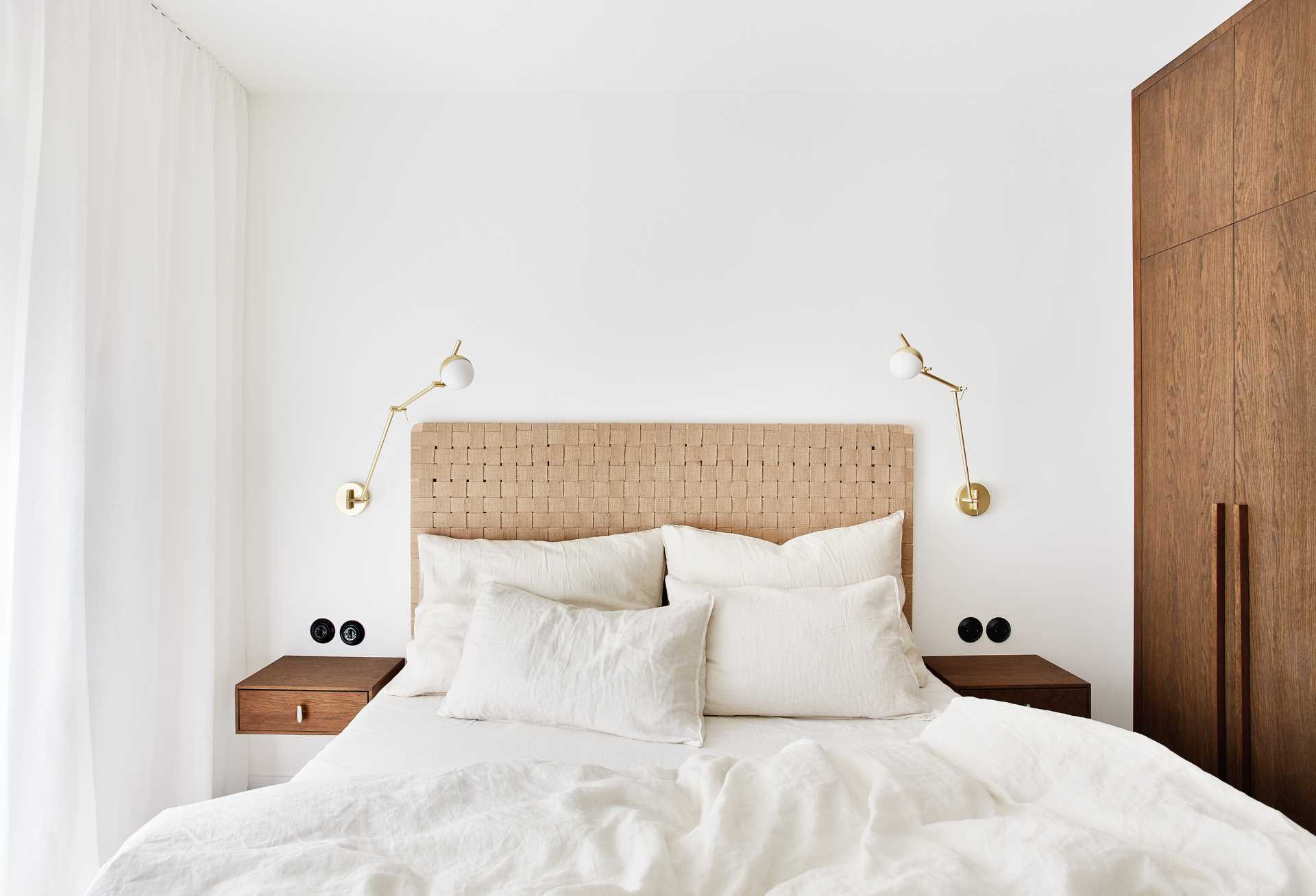 In this bedroom, neutral colors and natural materials create a calm atmosphere.