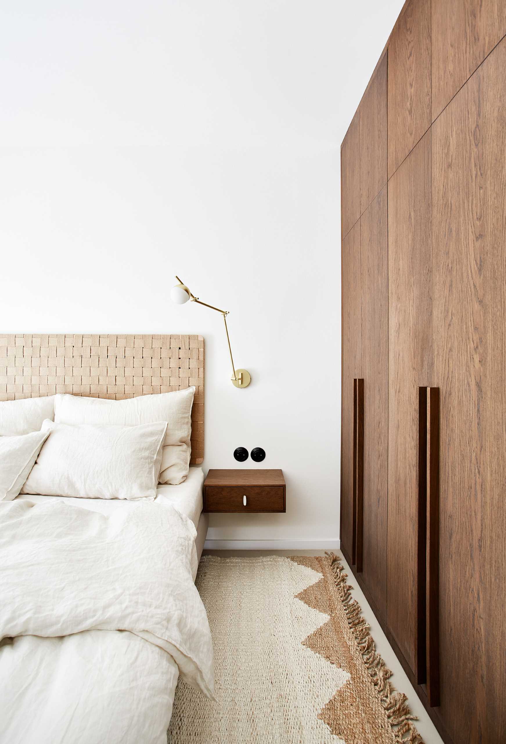 In this modern bedroom, neutral colors and natural materials create a calm atmosphere.