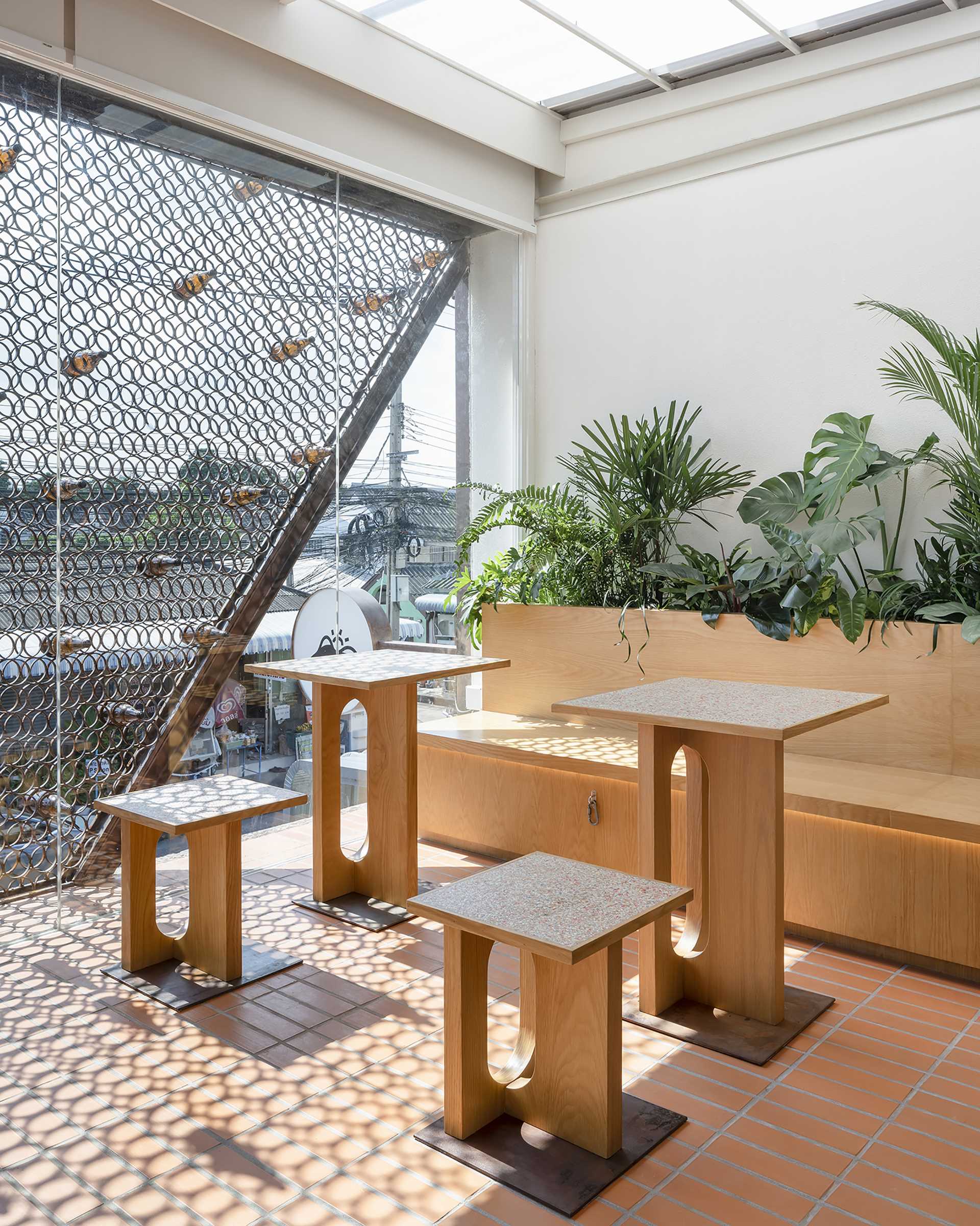 یک کافه مدرن با صندلی و میزهای چوبی.