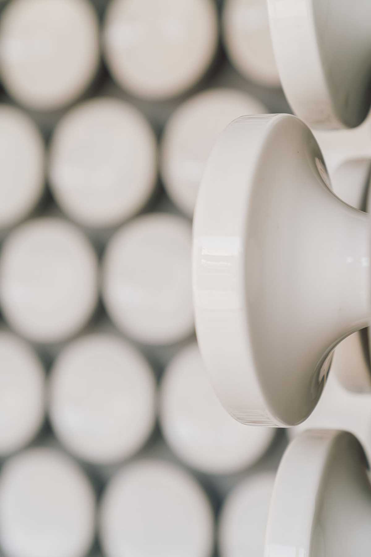 500 discos de cerâmica branca revestem as paredes desta moderna clínica odontológica.