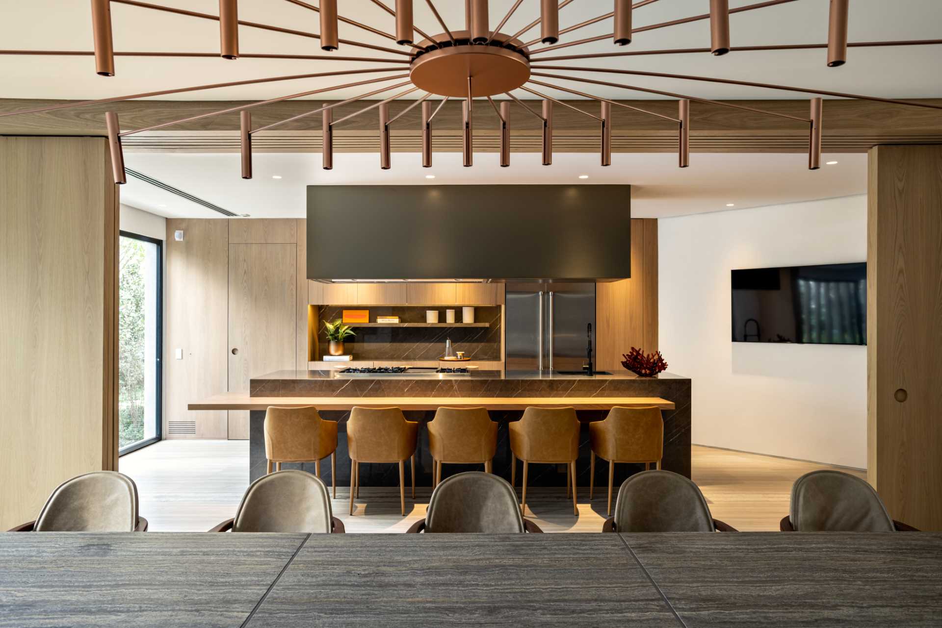 درهای چوبی کشویی اتاق غذاخوری رسمی را از آشپزخانه جدا می کند.  در آشپزخانه یک جزیره بزرگ با میز چوبی پایینی وجود دارد که افراد می توانند روی آن بنشینند.