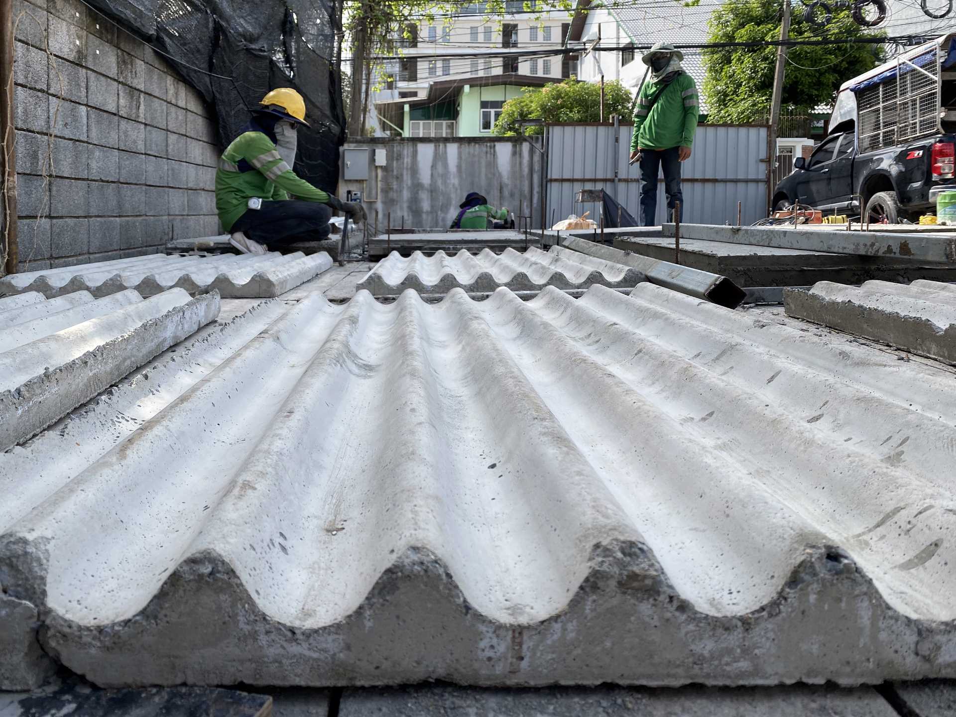 Pre-cast wavy concrete forms used to create the exterior of a modern restaurant and cafe.