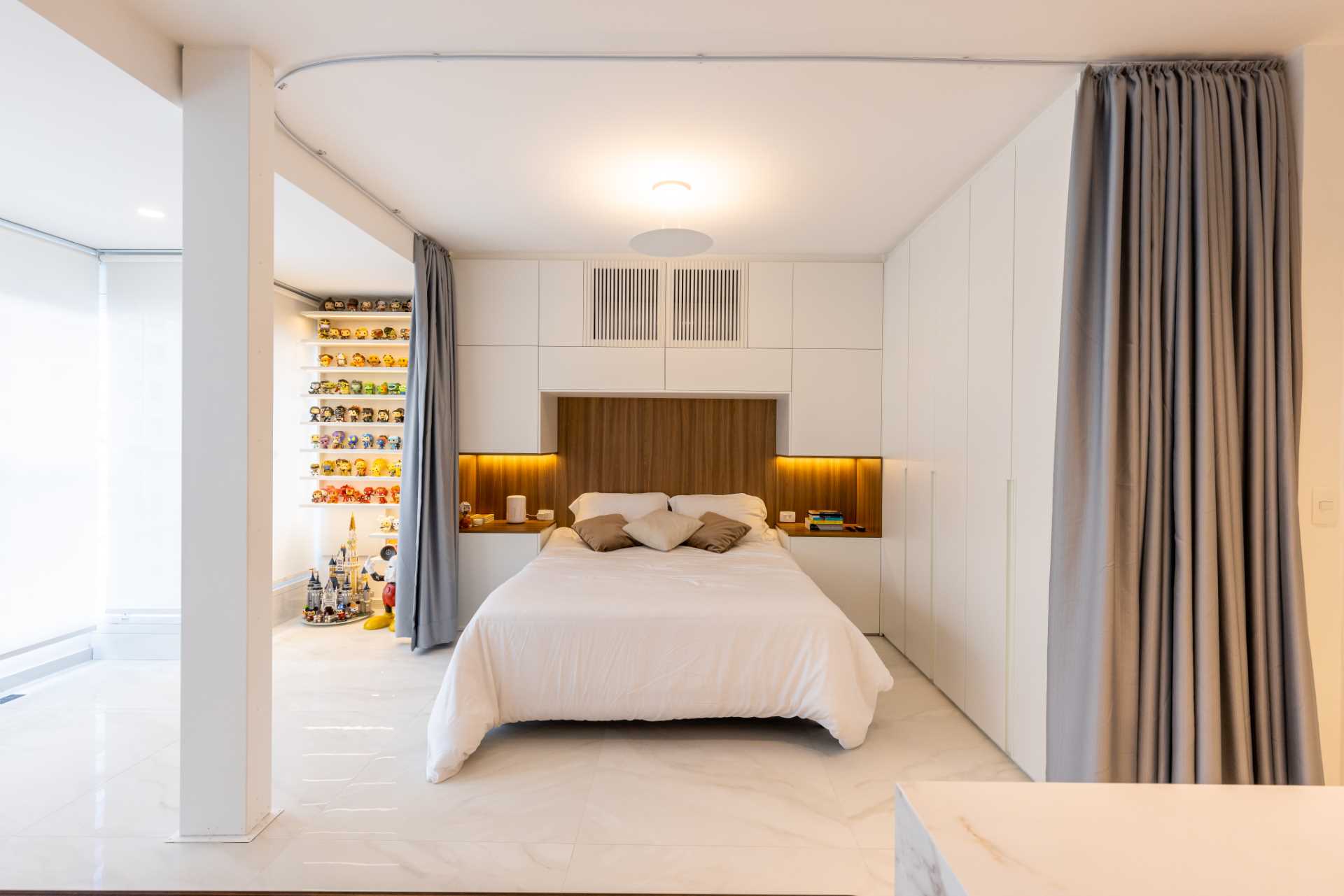یک اتاق خواب مدرن با طرح باز با پرده برای دیوار.