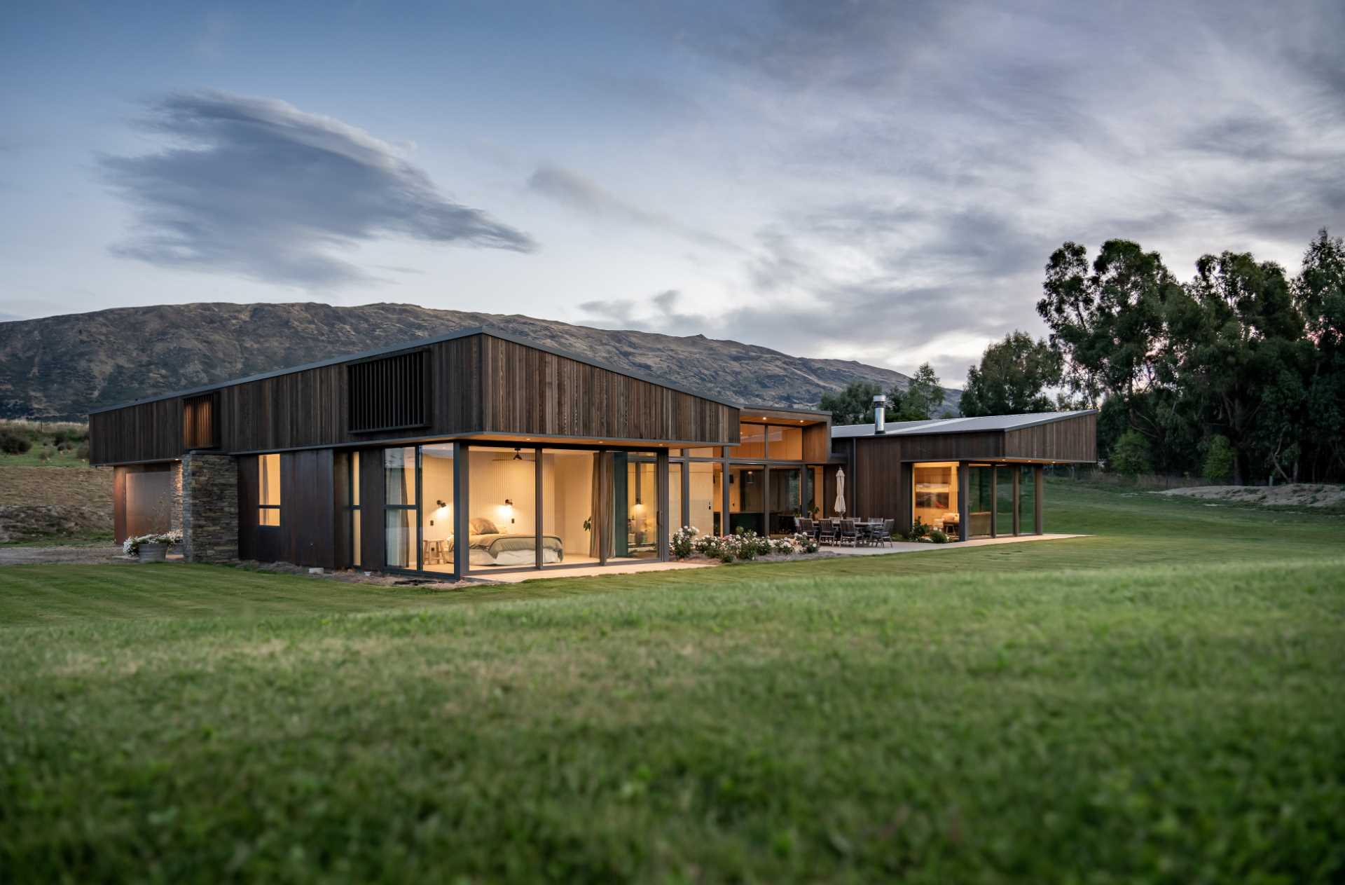 The architecture of this modern house has been designed in such a way that it allows for as much of the view as possible while still shielding the interiors from harsh elements.