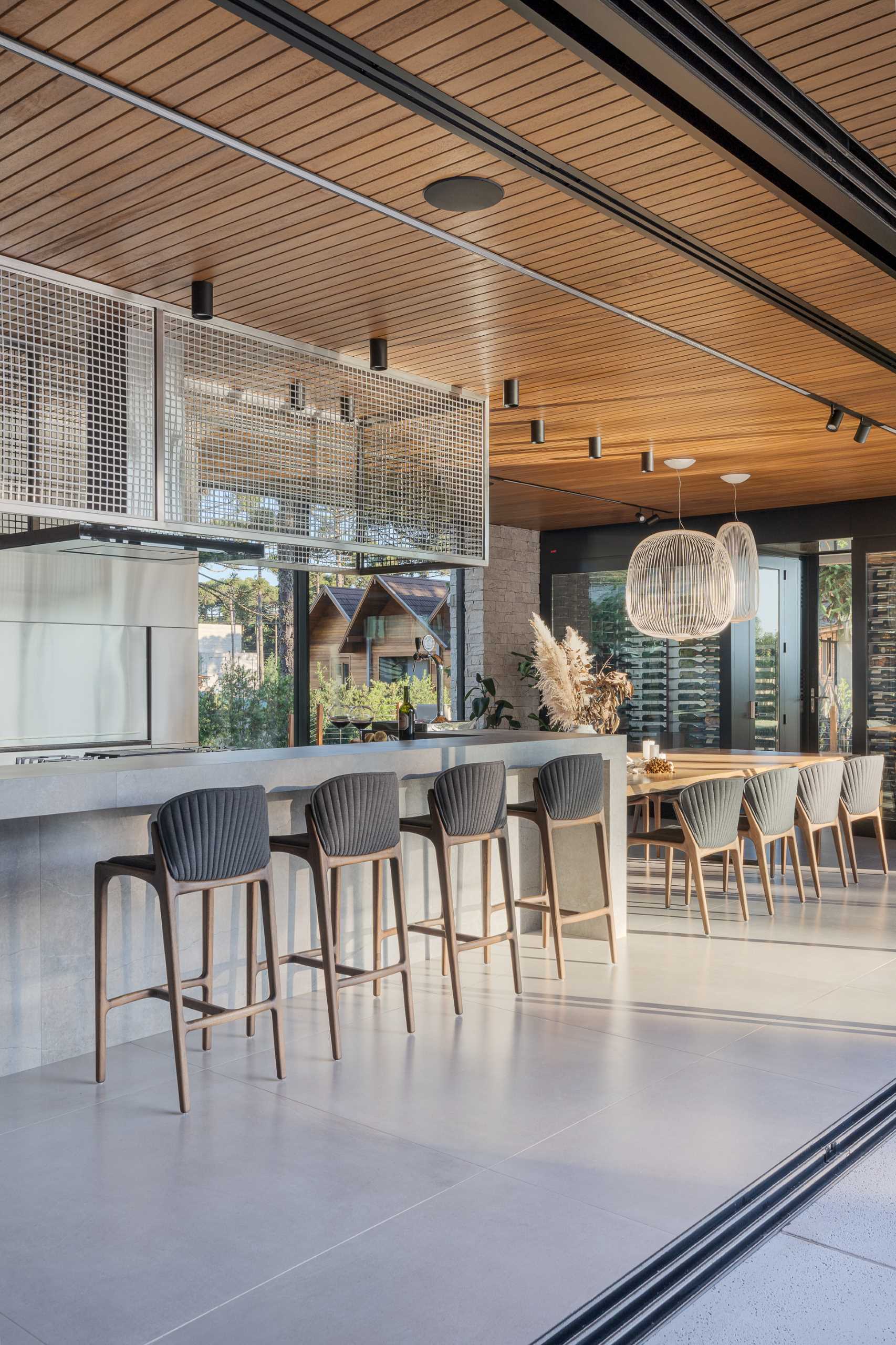 یک آشپزخانه مدرن با یک جزیره طول، که به یک میز ناهار خوری تبدیل می شود.