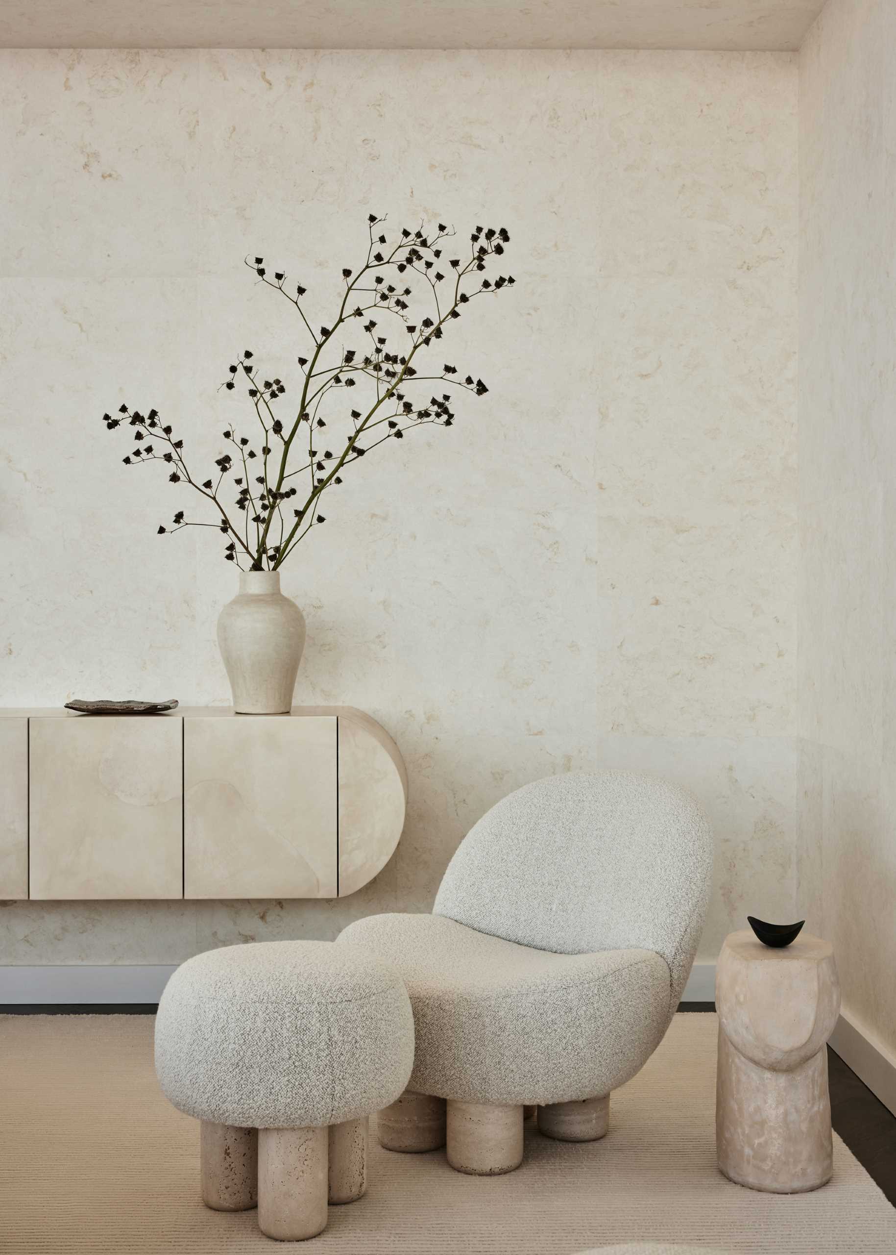 صندلی‌ها و میزهای کناری مدرن به همراه فانوس نوگوچی فضای نشیمن این اتاق نشیمن را کامل می‌کنند.