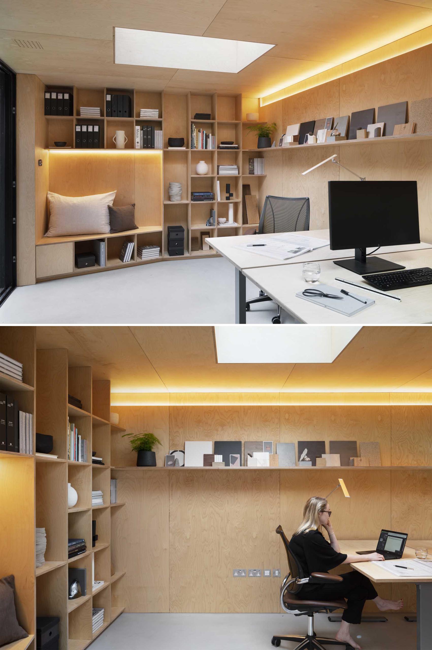 یک استودیو حیاط خلوت که به ،وان دفتر طراحی شده است شامل دیواری از قفسه های کتاب، گوشه ای برای نشستن و نورپردازی پنهان است.